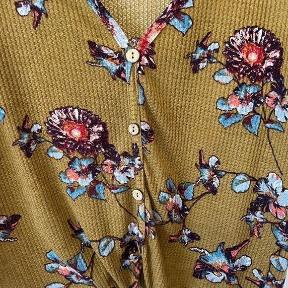 Gold floral boutique top  - Picture 2 of 6